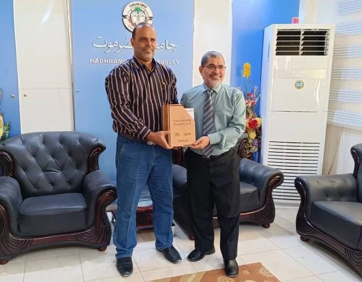 Universal Group- Hadhramout University President Receives the Study of Yemeni Migration – Reciprocal Impacts